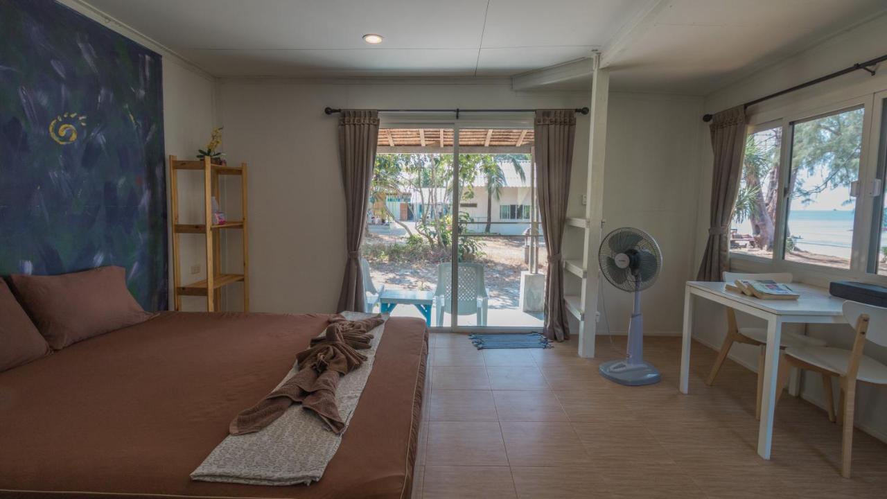 Phayam Friends Hotel Koh Phayam Exterior photo